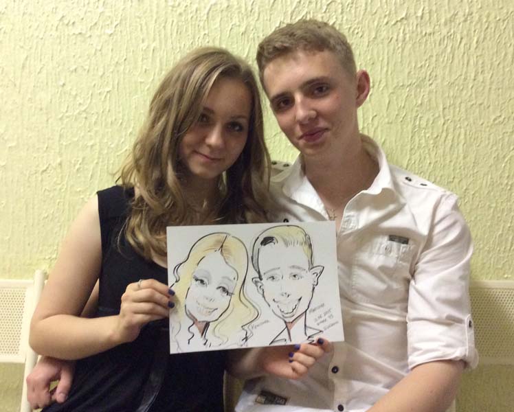 Кристина и Максим держат свой рисунок, шаржист Михаил Шабалин, шаржист Мишель